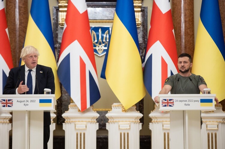 Прем'єр-міністр Великої Британії Борис Джонсон та президент України Володимир Зеленський «Світ вигриз ініціативу у росії»: Зеленський закликав Захід не допустити замороження конфлікту й єднатися в питанні санкцій