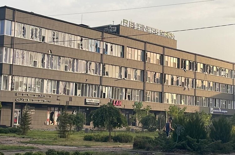 Уночі росіяни обстріляли Краматорськ і Слов'янськ, пошкоджено житлові будинки та школу Уночі росіяни обстріляли Краматорськ і Слов'янськ, пошкоджено житлові будинки та школу
