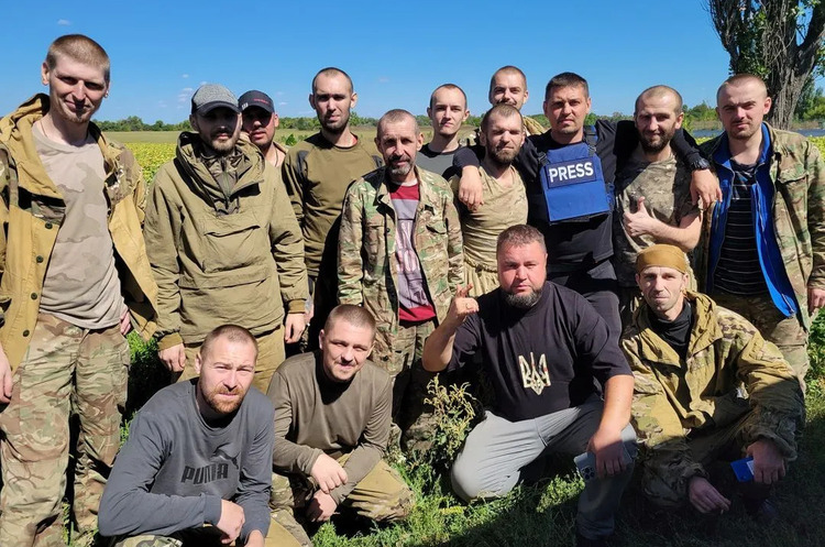 Україна повернула з полону 14 військових: серед звільнених – офіцер і військовий медик Україна повернула з полону 14 військових: серед звільнених – офіцер і військовий медик