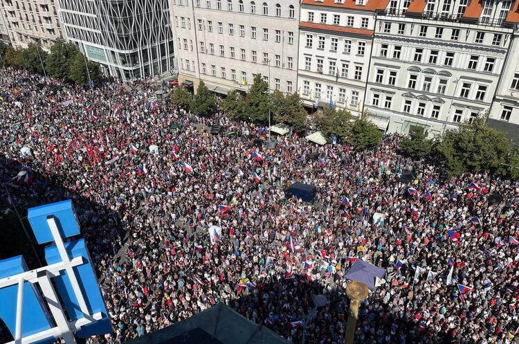 У Празі на протест проросійських сил вийшли 70 000 людей: проти санкцій для рф і постачання зброї Україні У Празі на протест проросійських сил вийшли 70 000 людей: проти санкцій для рф і постачання зброї Україні