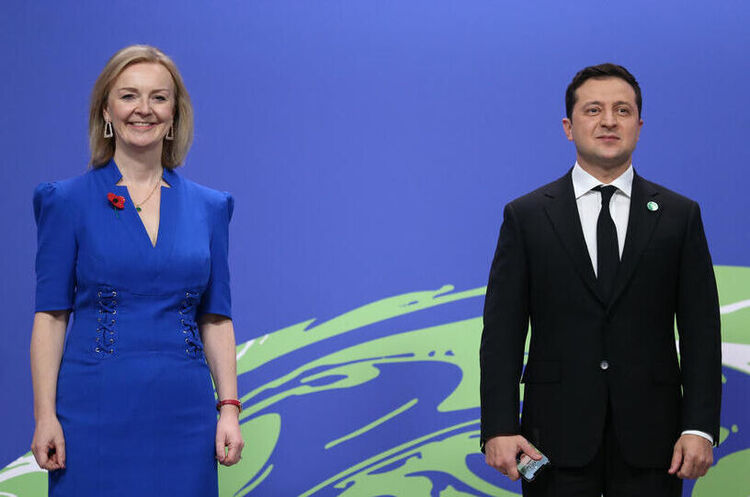 Прем'єр-міністр Великої Британії Ліз Трасс та президент України Володимир Зеленський Зеленський провів розмову з новообраним прем'єром Британії Ліз Трасс