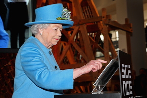 Коронація у 3D, електронна пошта і спогади на планшеті: як королева Єлизавета ІІ використовувала технології