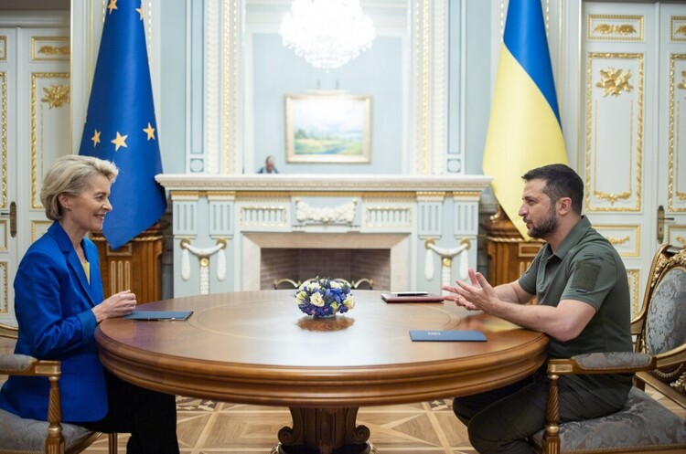 Президент Єврокомісії Урсула фон дер Ляєн та президент України Володимир Зеленський Зеленський обговорив з Фон дер Ляєн надання Україні ще одного траншу до кінця року