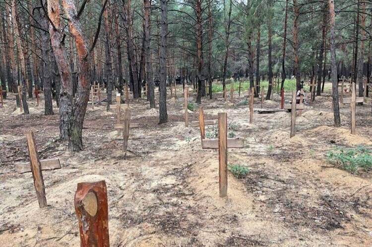 У звільненому Ізюмі виявили братську могилу на понад 440 тіл У звільненому Ізюмі виявили братську могилу на понад 440 тіл