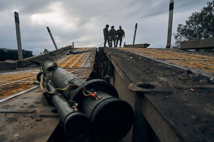 Окупанти зариваються й будують оборонні споруди на Луганщині Окупанти зариваються й будують оборонні споруди на Луганщині