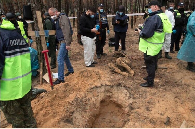 фото DR У кремлі прокоментували масові захоронення в Ізюмі: “Той же сценарій, що і в Бучі”