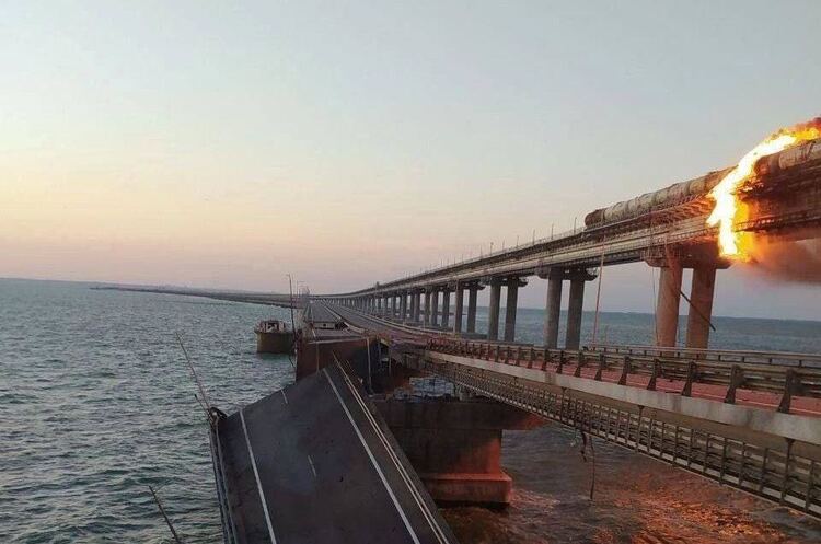 Спалахнула масштабна пожежа на Кримському мосту Спалахнула масштабна пожежа на Кримському мосту