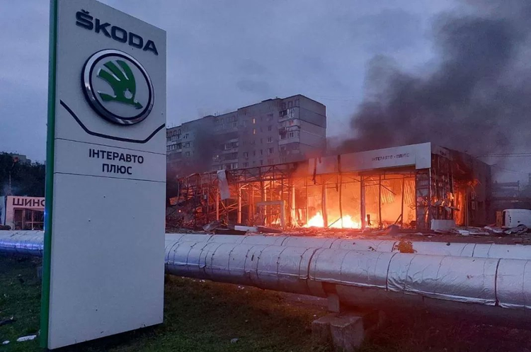 Рашисти розбомбили автосалон Skoda в Запоріжжі Рашисти розбомбили автосалон Skoda в Запоріжжі