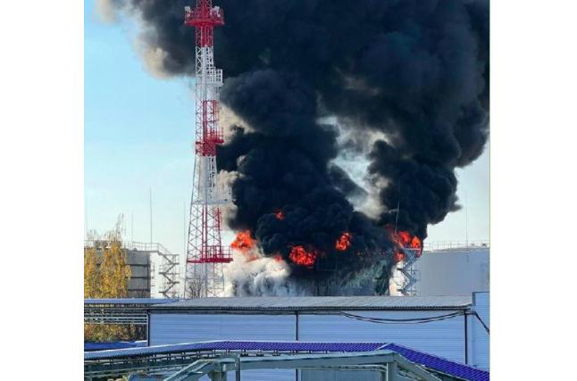 У російському Бєлгороді загорілася нафтобаза У російському Бєлгороді загорілася нафтобаза