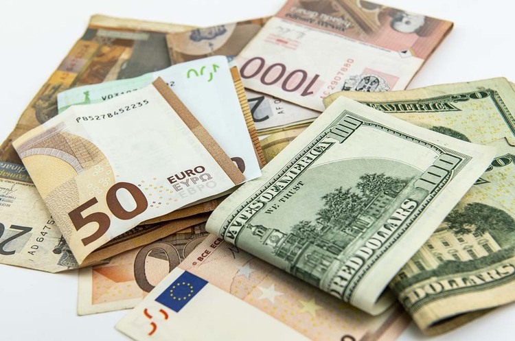 Курси валют на 17 жовтня: євро на міжбанку додав 18 копійок Курси валют на 17 жовтня: євро на міжбанку додав 18 копійок