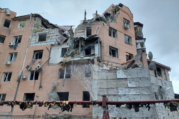 Вночі окупанти обстріляли Миколаїв: ракети пошкодили багатоповерхівку та теплотрасу