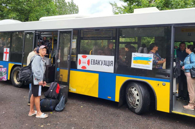 Майже 18 000 українців евакуювалися з небезпечних та окупованих регіонів за жовтень Майже 18 000 українців евакуювалися з небезпечних та окупованих регіонів за жовтень