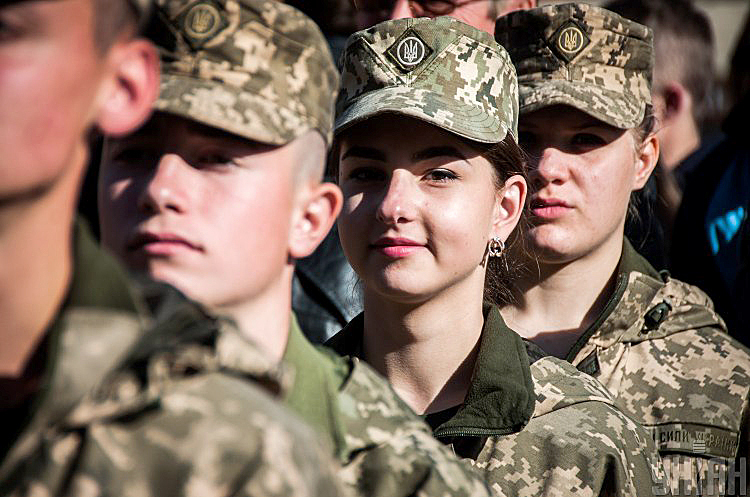 Добровільно vs обов'язково: як працюватиме військовий облік для жінок