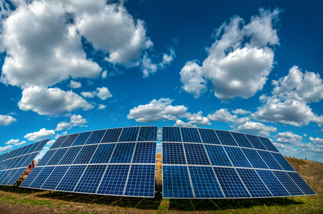 Alternative 4G power: Mobile operators switch their towers to solar power plants. Who, where and how is doing it?
