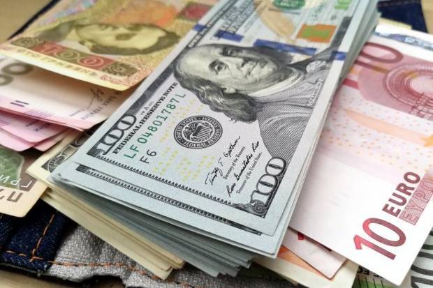 Курси валют на 7 листопада: гривня здешевшала на 5-10 копійок до долара і євро в касах банків