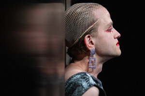 Абсолютна влада поєднується з безумством: чим може зацікавити театральна постановка «Калігула»