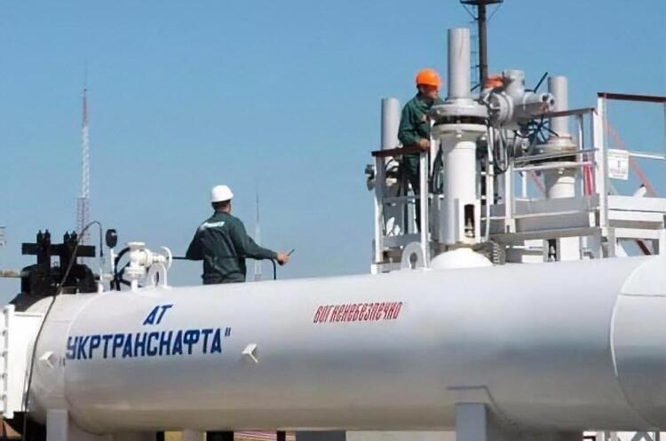 Україна наступного року підвищить плату за транзит російської нафти до Угорщини та Словаччини – Bloomberg