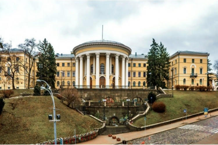 Двох екскерівників КМДА підозрюють у незаконній «приватизації» держмайна на 267 млн грн Двох екскерівників КМДА підозрюють у незаконній «приватизації» держмайна на 267 млн грн