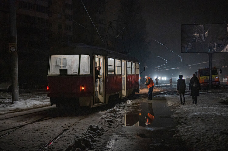 До 400 тис. людей у кожній області України зараз без світла — Шмигаль