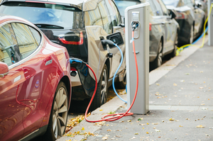 У 2021 році електромобілі в США дозволили зменшити купівлю бензину всього на 0,5%