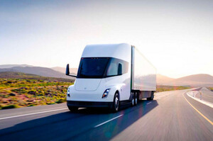 Tesla вперше поставила свої «зелені» вантажівки Semi через п’ять років після їх презентації