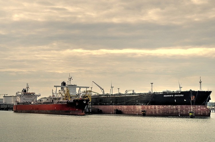 Росія формує “тіньовий флот”, скуповуючи застарілі танкери, щоб перевозити свою нафту в умовах санкцій