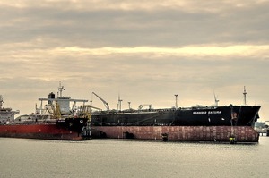 Росія формує “тіньовий флот”, скуповуючи застарілі танкери, щоб перевозити свою нафту в умовах санкцій