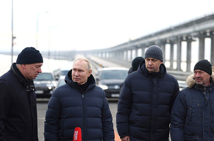 путін з'явився на Керченському мосту і перевірив, як ідуть ремонтні роботи