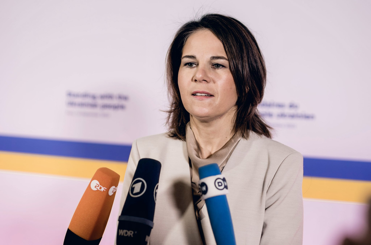 Очільниця МЗС Німеччини Анна Бербок під час конференції Німеччина виділяє допомогу Україні на 50 млн євро для проходження зимового періоду