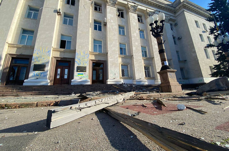 Окупанти вдарили по будівлі ОДА в Херсоні Окупанти вдарили по будівлі ОДА в Херсоні