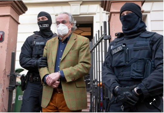 фото Boris Roessler/DPA, via Associated Press Німецькі екстремісти, які планували держпереворот, хотіли вбити Шольца й ходили в посольство росії