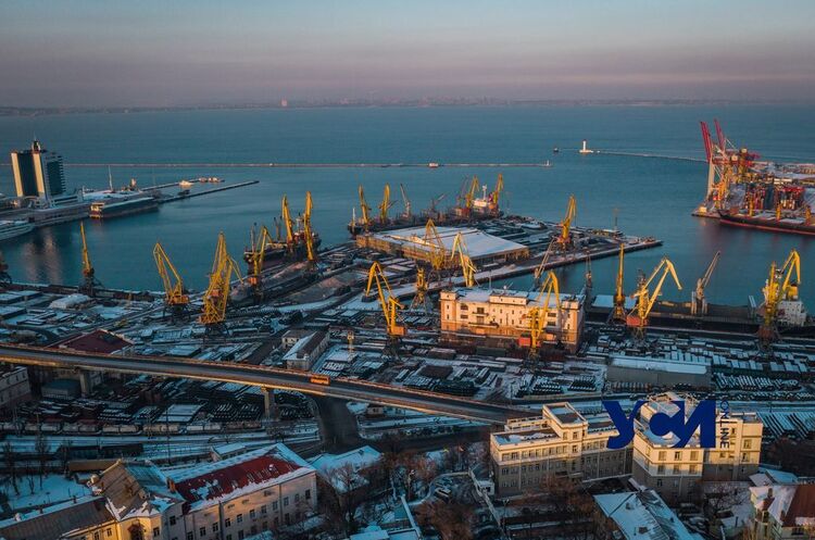 Одеський порт відновив роботу після вимушеної зупинки через атаки дронів Одеський порт відновив роботу після вимушеної зупинки через атаки дронів