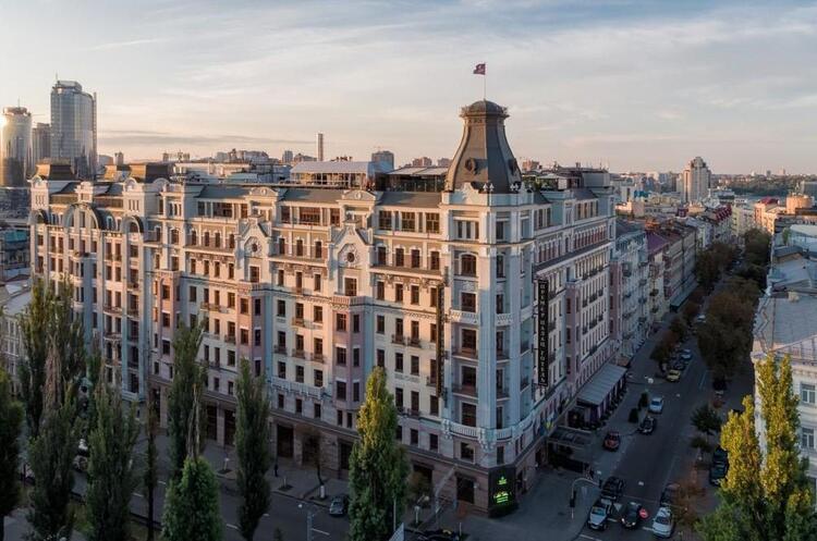 Premier Palace Hotel Суд арештував готелі Premier, приміщення ТРЦ «Метрополіс» та «Метроград», якими володіють росіяни