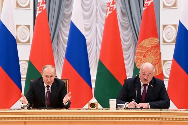фото Kremlin Press Office/Anadolu Agency/Getty Images Путін: росія навчає білоруських пілотів керувати винищувачами, здатними нести «спеціальну боєголовку»