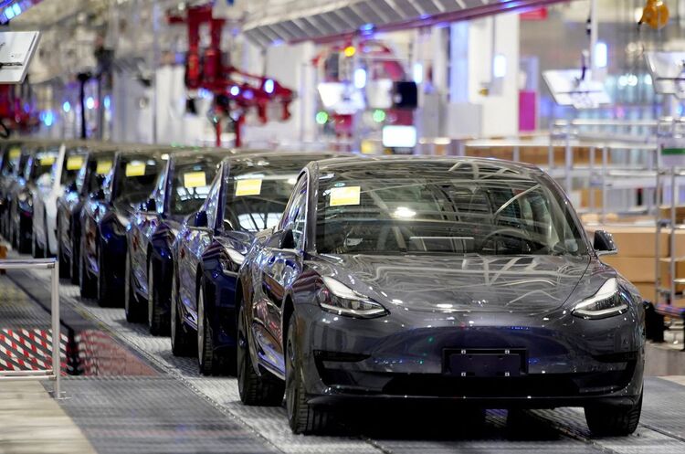Tesla призупинила виробництво на заводі в Шанхаї Tesla призупинила виробництво на заводі в Шанхаї