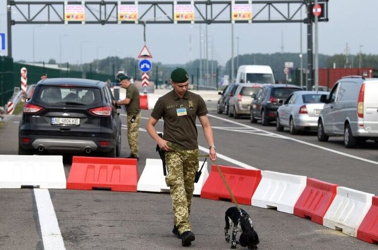 Уряд скасовує проєкт «єВідрядження» для виїзду працівників бізнесу за кордон Уряд скасовує проєкт «єВідрядження» для виїзду працівників бізнесу за кордон
