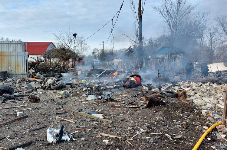 Наслідки падіння уламків ракети в Києві Сили ППО знищили всі ракети, що були над Києвом