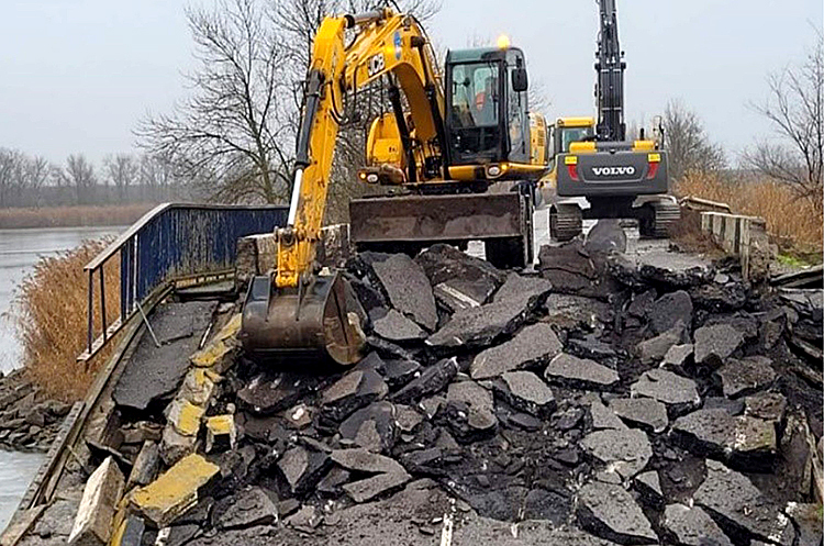 Багато складних задач стоять перед дорожніми службами і вони з гідністю їх виконують. Дороги Київщини: успішне відновлення та нові виклики