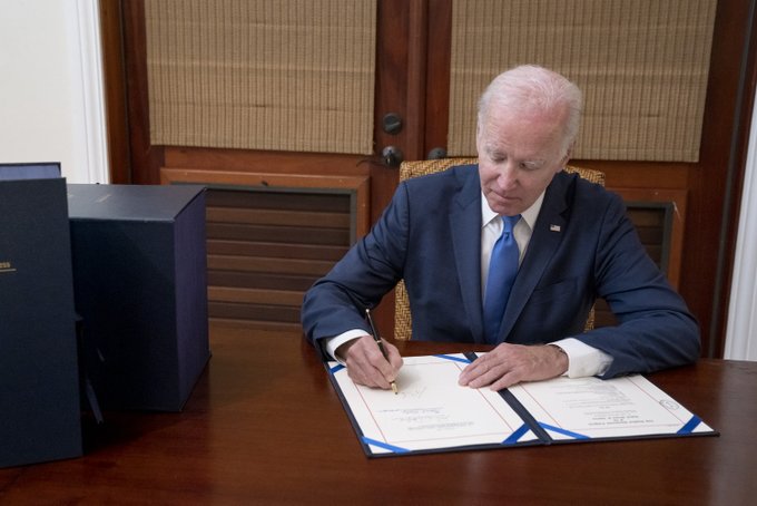Байден підписав бюджет США на 2023 рік, допомога Україні і союзникам складе $45 млрд Байден підписав бюджет США на 2023 рік, допомога Україні і союзникам складе $45 млрд