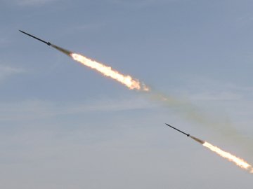 Фото ілюстративного характеру росіяни завдали 68 обстрілів з РСЗВ по Нікополю, Херсону та містах Донеччини