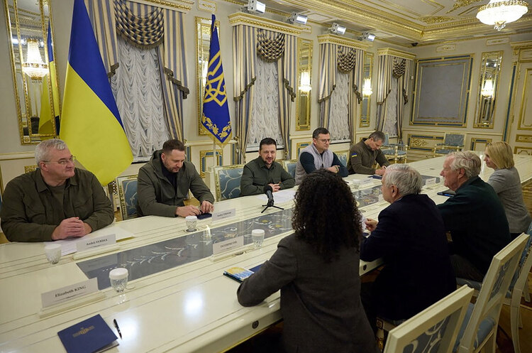 фото Офіційний сайт Президента України Зеленський зустрівся з сенаторами США — після розмови вони “пішли зі списком” потреб для України
