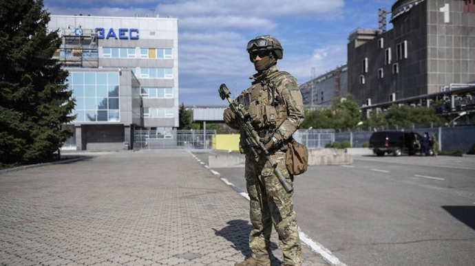 Окупанти примусили 3000 працівників ЗАЕС отримати так звані російські паспорти Окупанти примусили 3000 працівників ЗАЕС отримати так звані російські паспорти