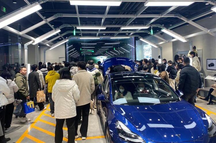 фото REUTERS Tesla різко знизила ціни на свої авто в Китаї, і тепер обурені покупці вимагають компенсацію