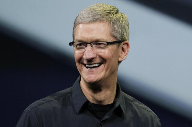 Apple скоротить зарплату СЕО компанії Тому Куку на 40%