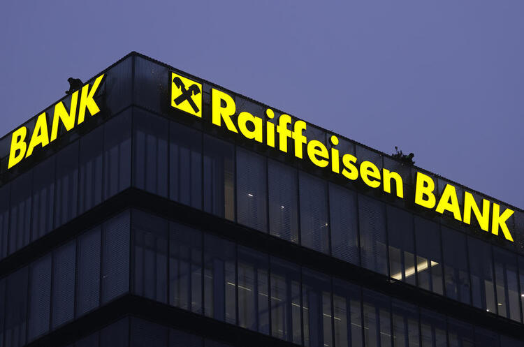 Raiffeisen визнав, що його російська «дочка» надає пільги російським військовим Raiffeisen визнав, що його російська «дочка» надає пільги російським військовим