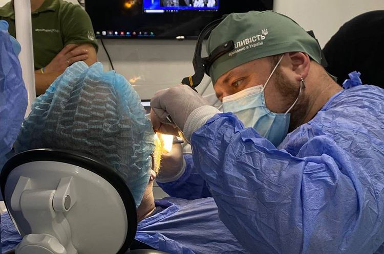 Донатити експертизу: як стоматологи об'єднались заради допомоги військовим