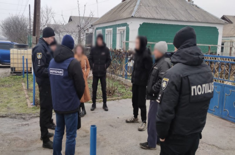 Кіберполіція викрила зловмисників, що продавали неіснуючі генератори та військову форму Кіберполіція викрила зловмисників, що продавали неіснуючі генератори та військову форму