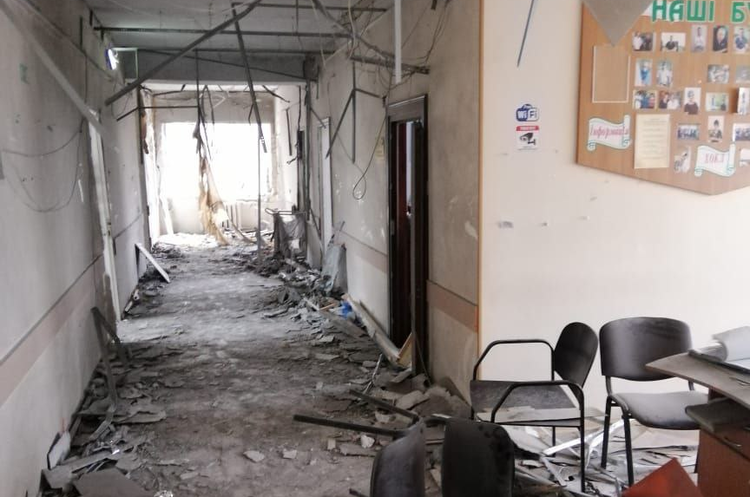 ОНОВЛЕНО: Окупанти обстріляли обласну лікарню Херсона, є постраждалі