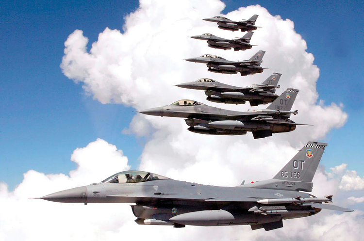 Польща готова передати Україні винищувачі F-16 у координації з НАТО