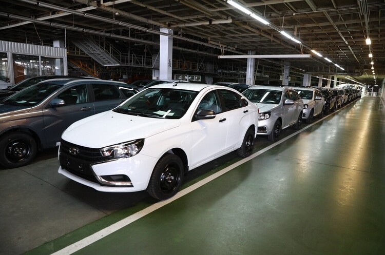 Російський «АвтоВАЗ» вироблятиме Lada лише трьох кольорів через нестачу фарб у росії Російський «АвтоВАЗ» вироблятиме Lada лише трьох кольорів через нестачу фарб у росії